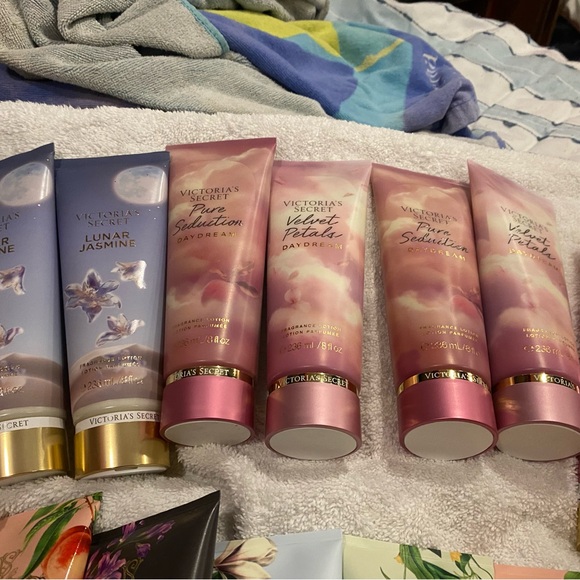 Victoria's Secret Sparkling Creme Body Lotion - Blue - Picture 4 of 9